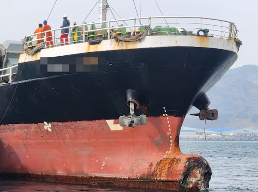 一艘货船在撞上釜山甘川港码头