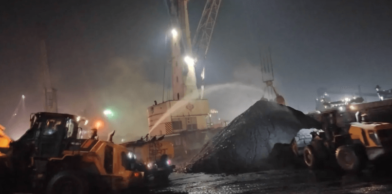 港口运营紧急叫停！一货船装货期间突发火灾