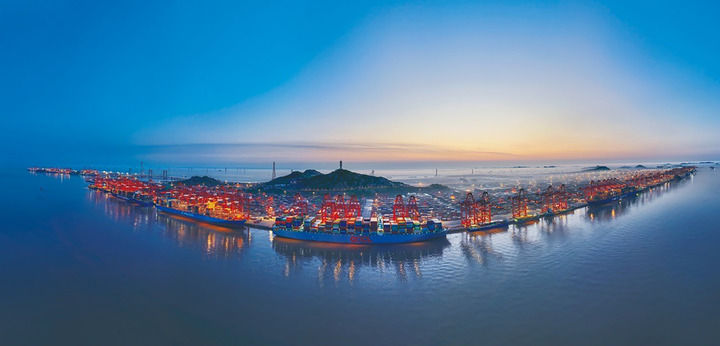 洋山港首个15万吨级LNG船专用泊位正式投入运营