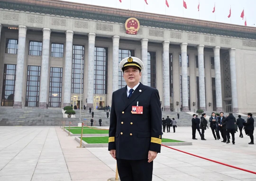 全国两会“代表通道”上，迎来首位一线船员代表
