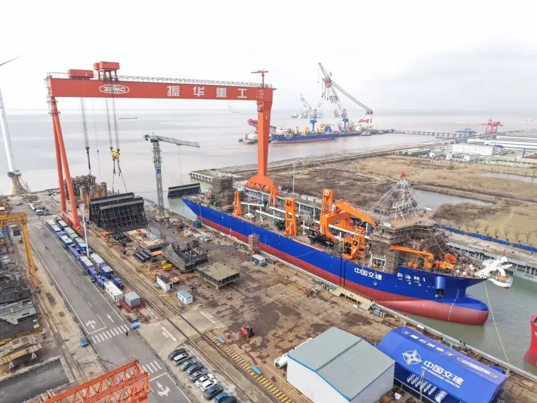 国内首艘分布式舱内泥泵设计特大型耙吸挖泥船举行吉水仪式