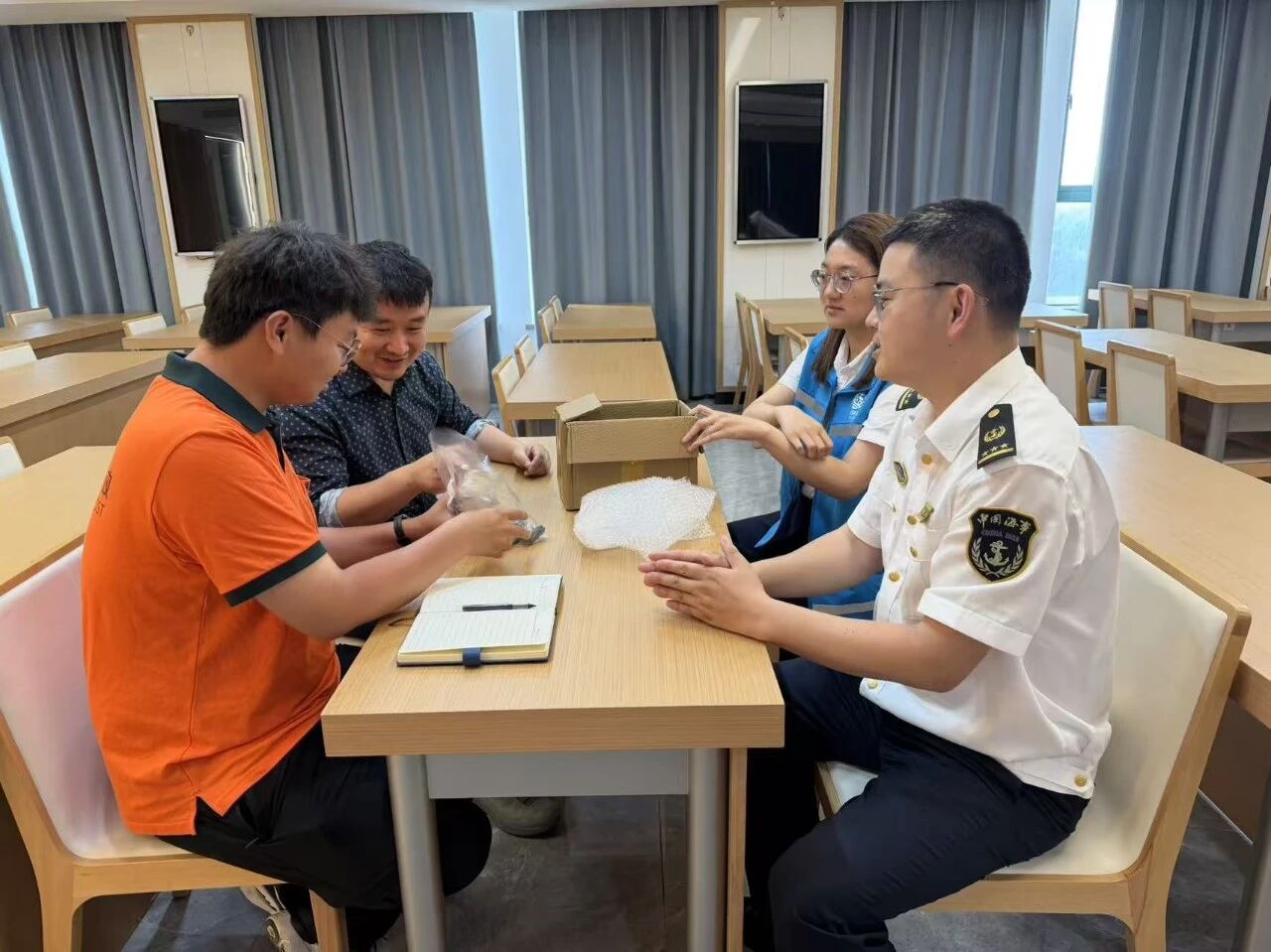 舟山“船员驿站”发出首单境外快递，打通国际快递“最后一公里”